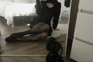 Девушка ищет внимание и близость. Рассматриваю куни. Сегодня вечером. – Фото 1